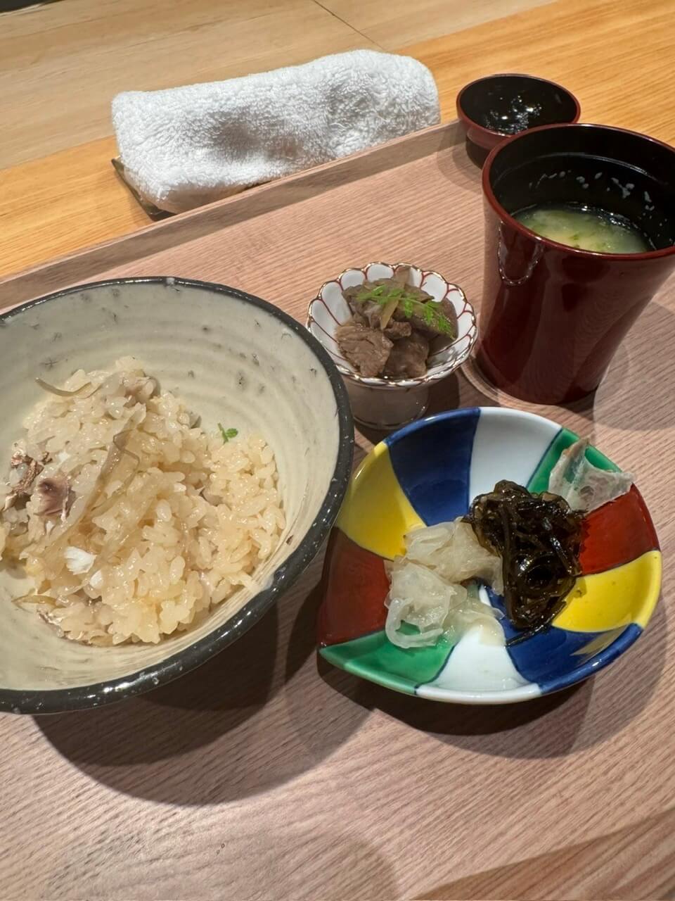 三代目石田屋の鯛飯と汁物、香の物