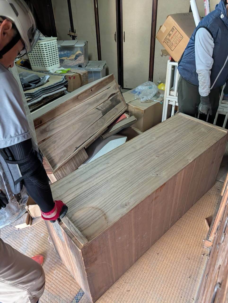 熊本の被災地で片付け作業を行う様子