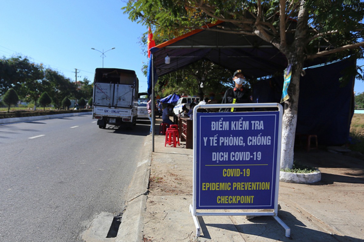 クアンナム省で社会隔離中に違法営業、カフェなどに罰金