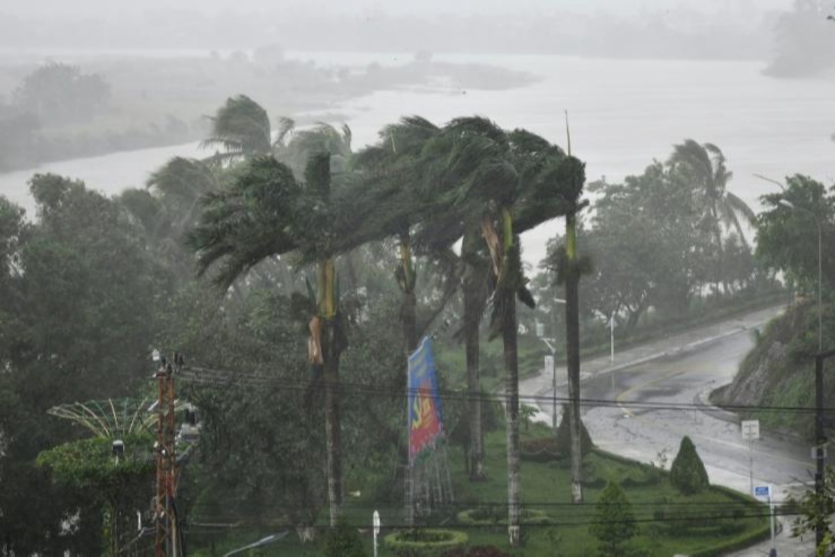 台風「モラヴェ」ベトナム接近、国内線マヒ　欠航・時間変更相次ぐ