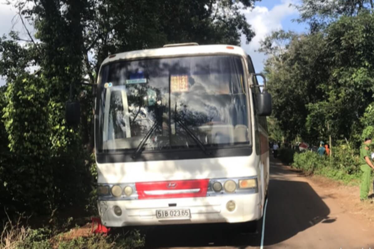 ダクラク省で生徒が死亡、走行中のバスから転落