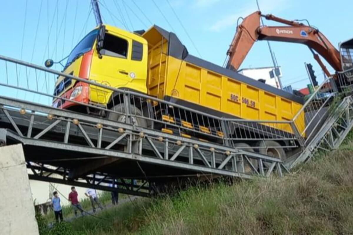 アスファルトを運ぶトラックで斜張橋が崩落：ロンアン省