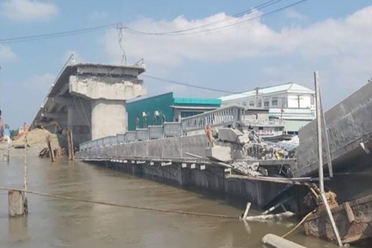 橋脚が水没し建設中の橋が崩落　カマウ省