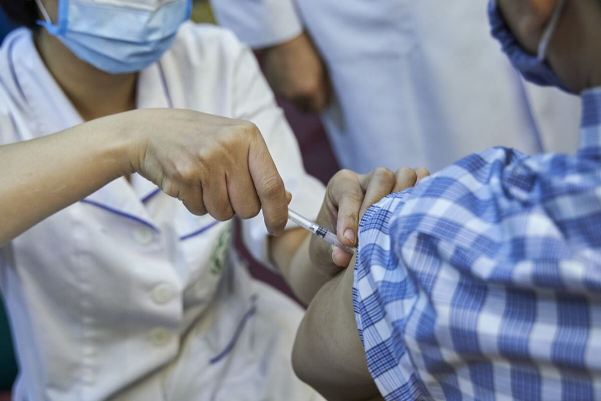 ベトナム、22年3月までに成人への追加接種完了へ
