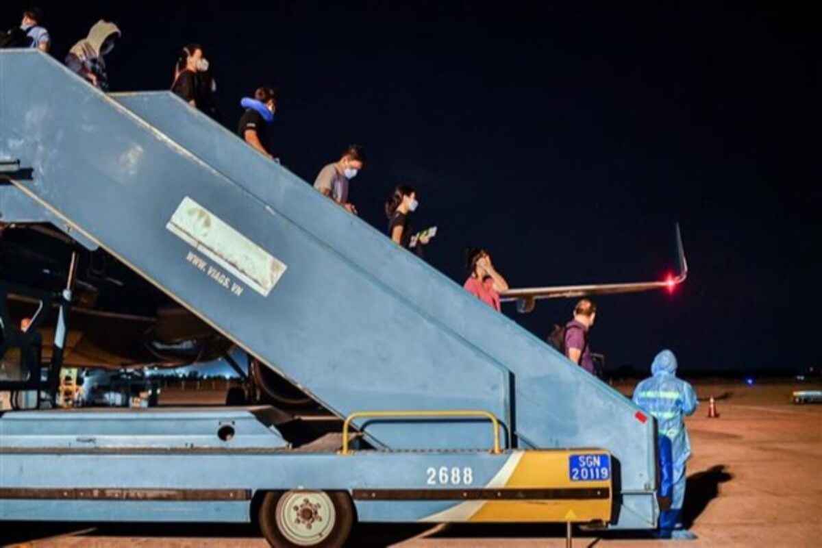 ベトナム航空、2年ぶりに国際線再開　プノンペンから121人搭乗