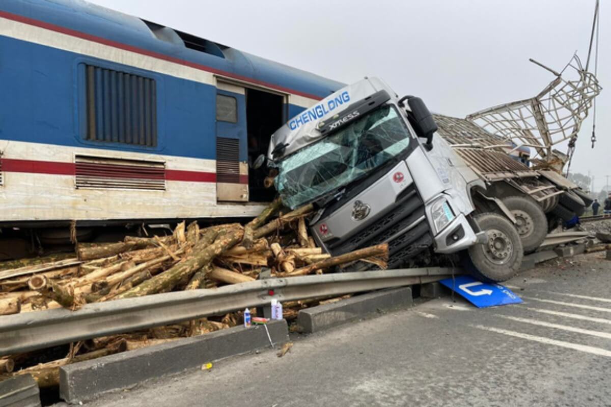 南北統一鉄道の列車がトラックと衝突し脱線　ベトナム北部