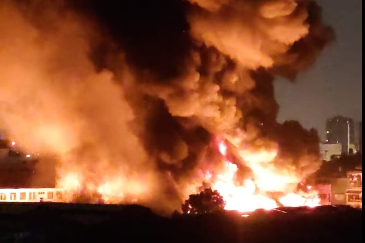 ホーチミン市　大型倉庫が全焼、学生数百人が一時パニック状態に