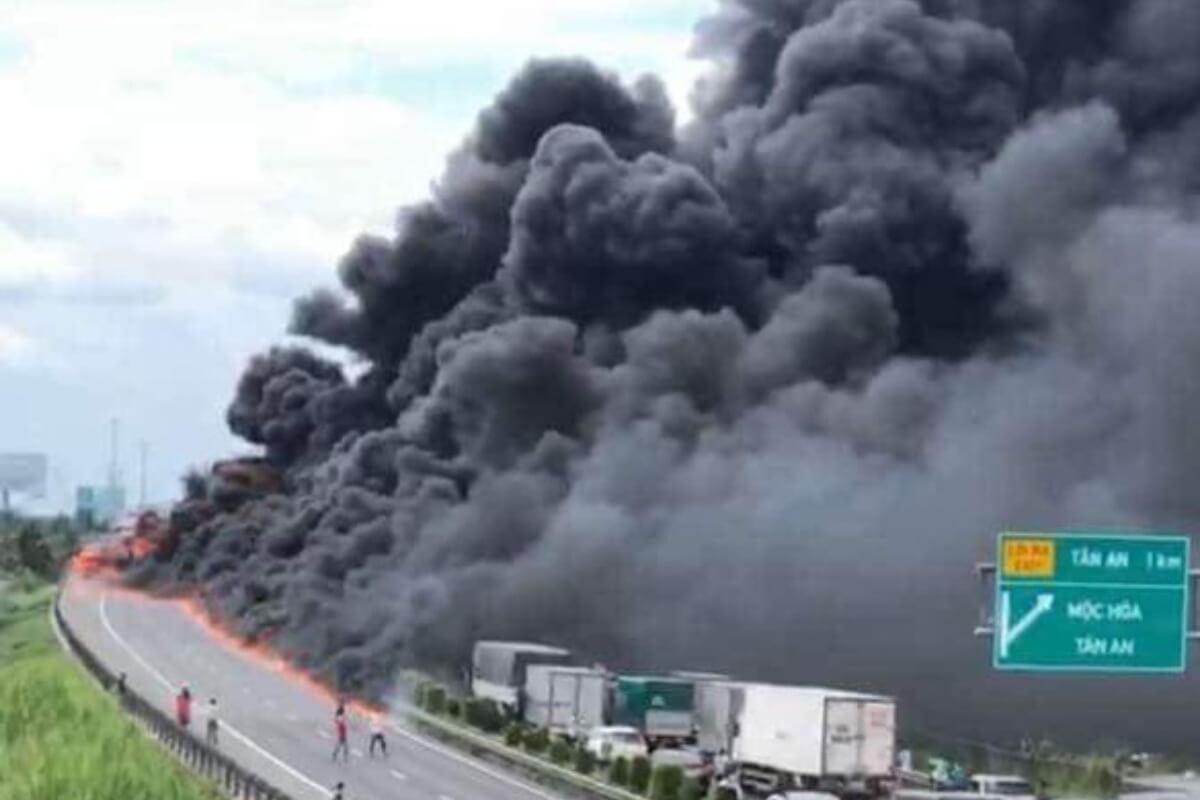 ホーチミン市〜チュンルオン高速道路でトラック大炎上