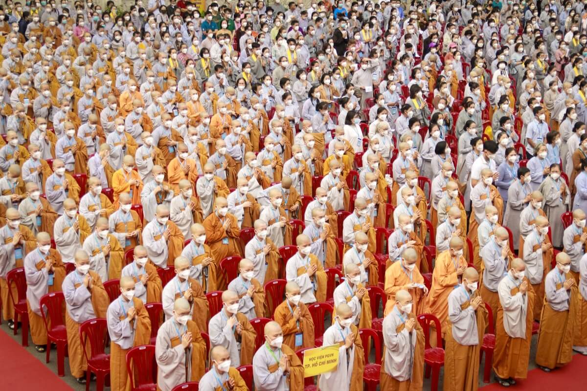 仏陀の誕生日を祝い多くの仏教徒が仏塔に集う　ホーチミン市