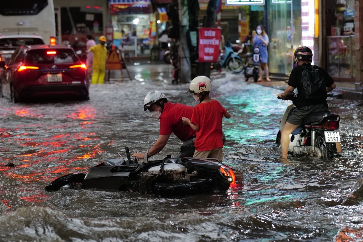 数時間の豪雨による浸水、ハノイ市の交通網が大混乱