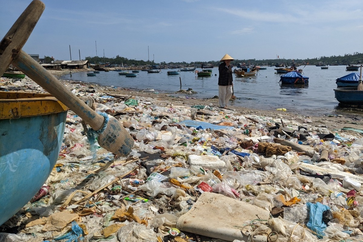 ベトナム中南部の海岸、ゴミに埋もれる