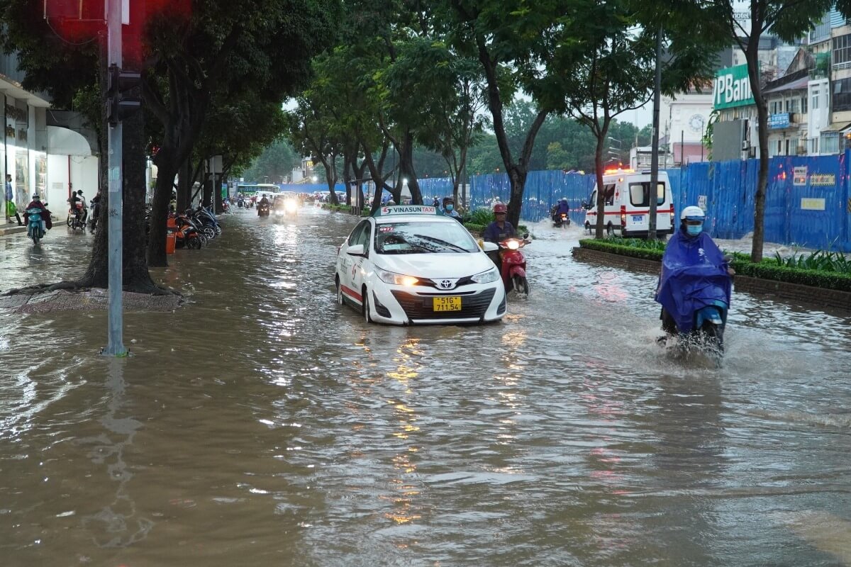 豪雨によりホーチミン市中心部が浸水、交通が麻痺