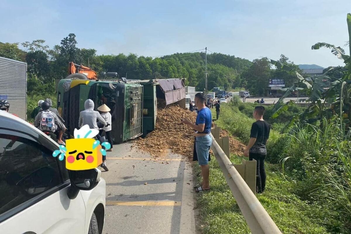 ベトナム北部でトラックが転倒、車が押しつぶされ3人死亡