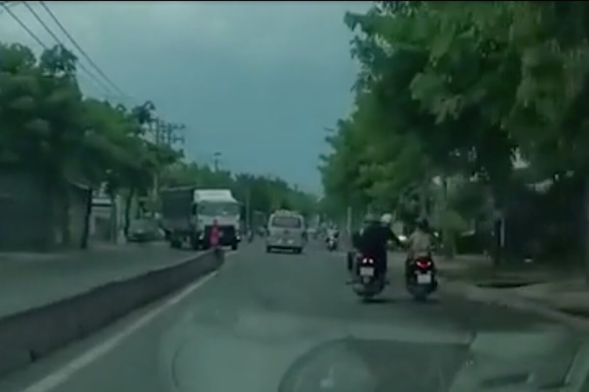 バイク運転中の少女から携帯電話を強盗、少年逮捕　ホーチミン市