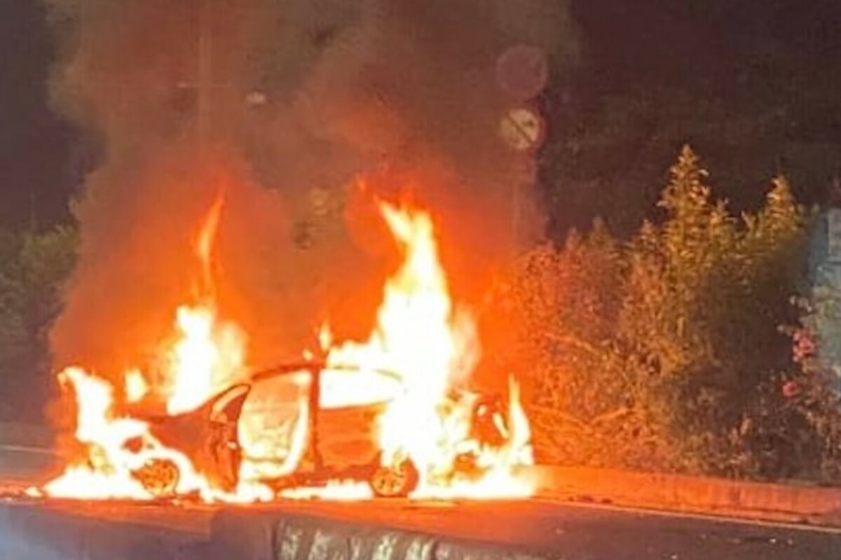 ホーチミン市でタクシーが自動車に追突し炎上、2人が死亡