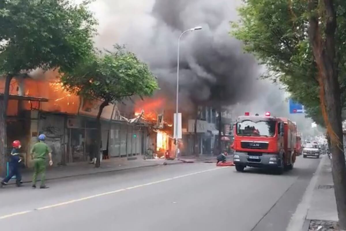 ホーチミン市1区の絵画店で大火災、周囲に燃え広がる