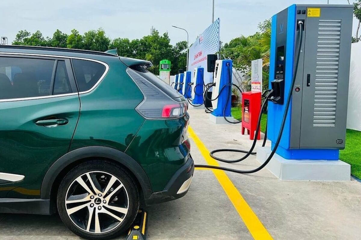 ビンファスト、ガソリンスタンドに電気自動車用充電器の設置を開始