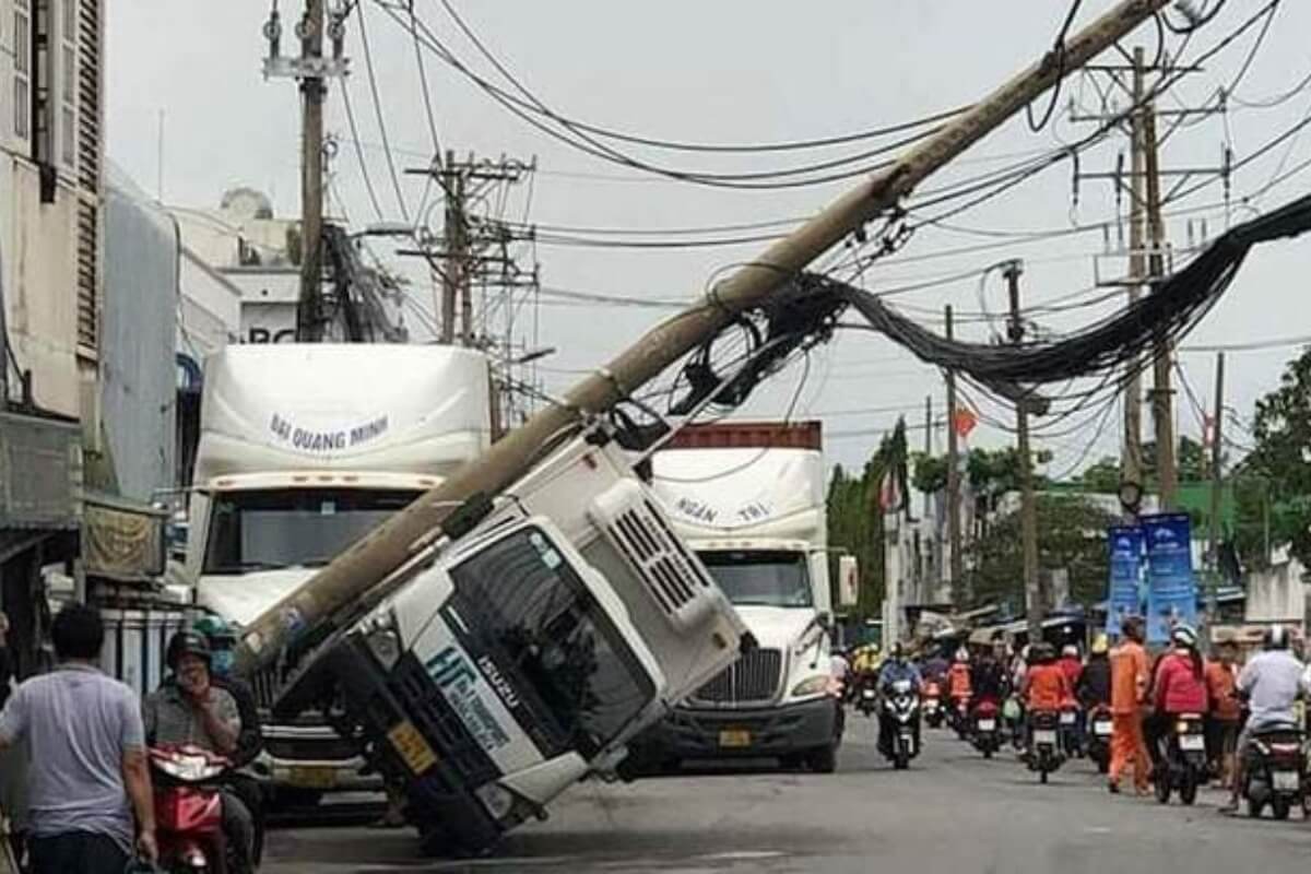 ホーチミン市で電柱が倒壊、トラックが支えとなり大惨事免れる
