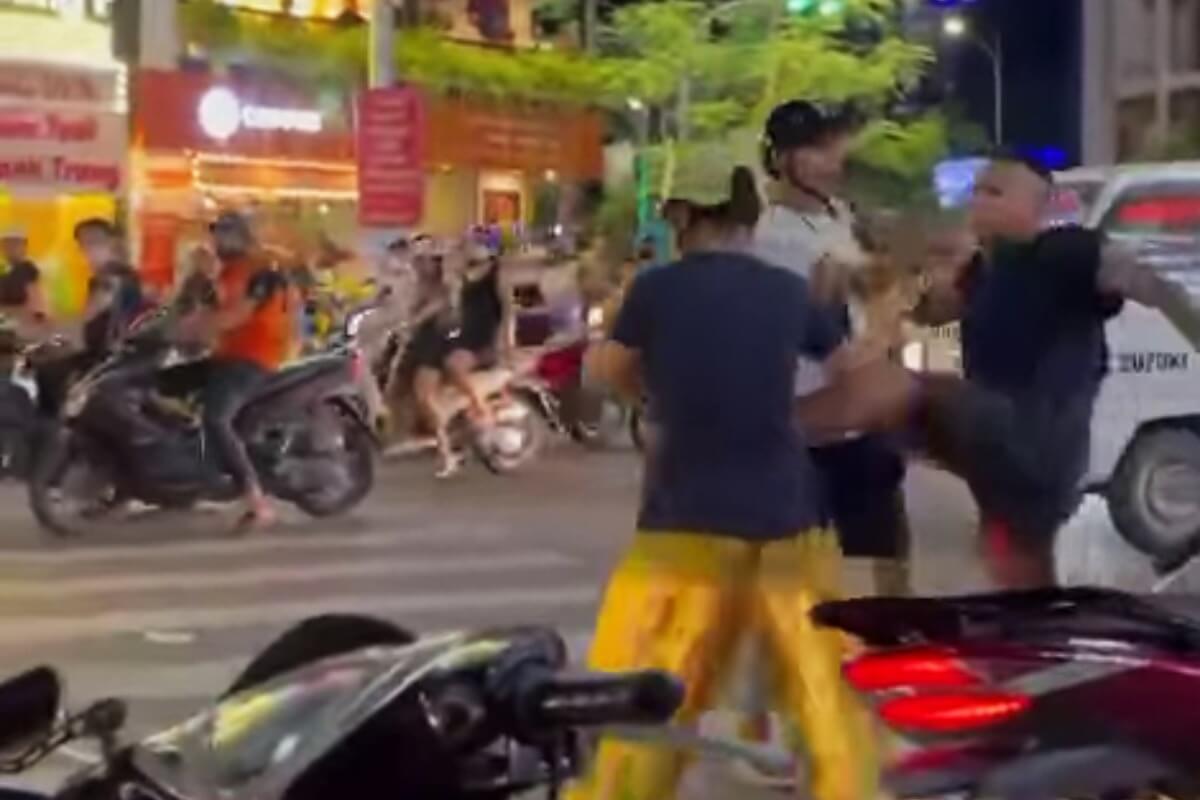 バイク事故トラブル、酔った男が路上で大暴れ　ハイフォン