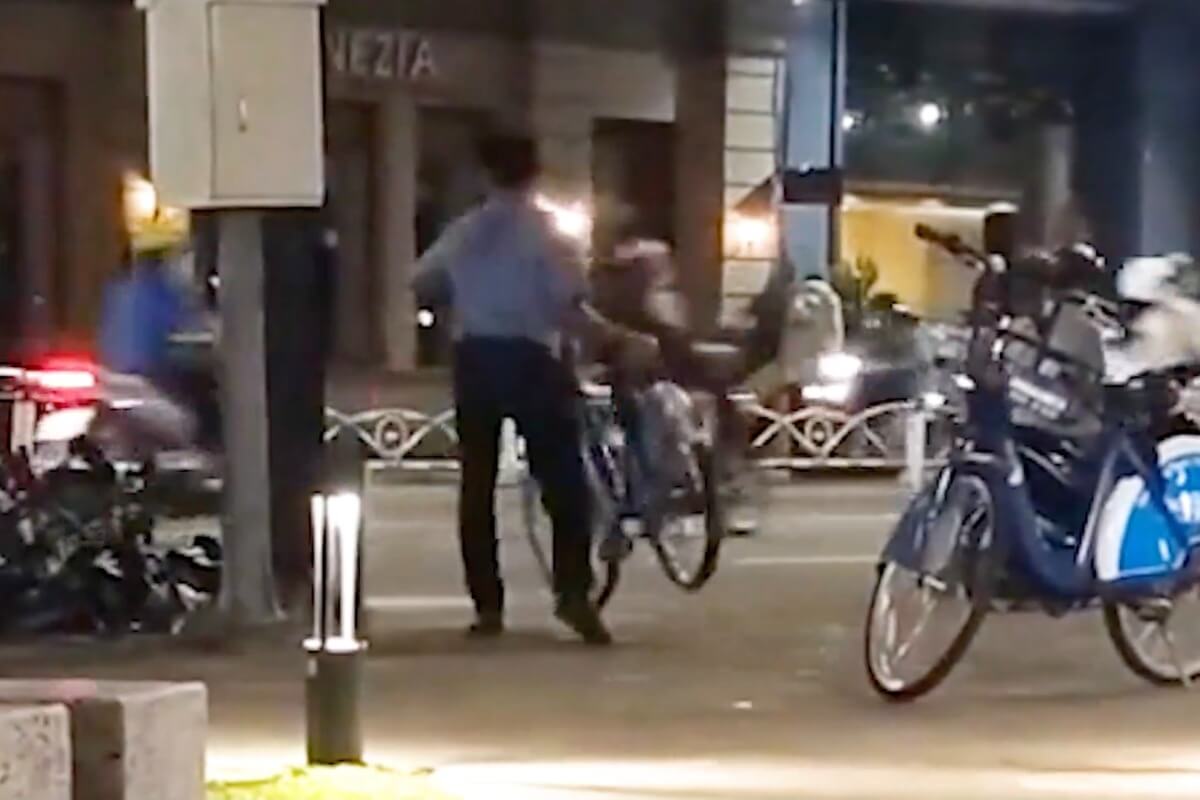 ホーチミン市バクダン埠頭、警備員が公共用自転車を路上に投げ捨てる