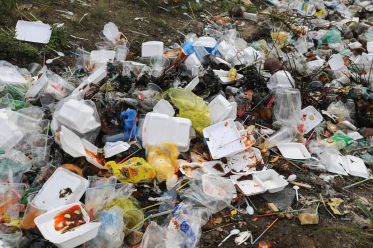 プラスチックごみ問題、約28万〜73万トンが海に流出