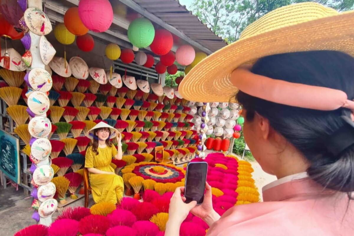 フエの線香村、「色彩の世界」として観光地に変身