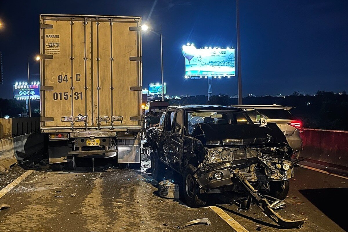 ホーチミン～ロンタイン高速道路で車9台の玉突き事故発生
