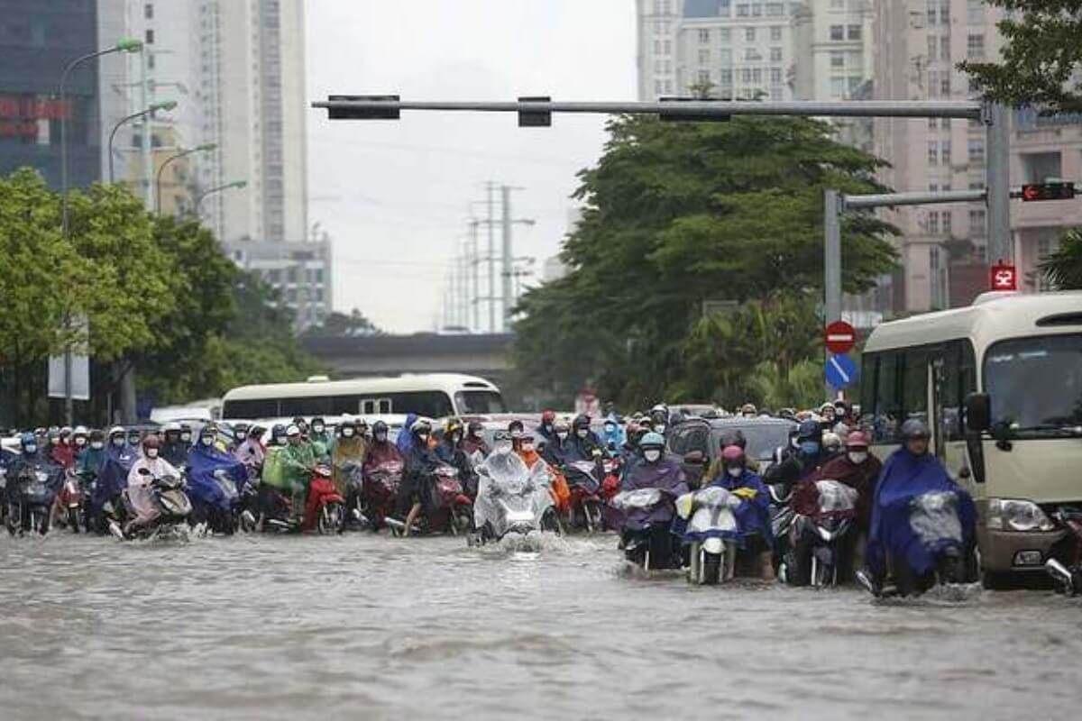 大雨でハノイの街が水浸、交通が遮断される