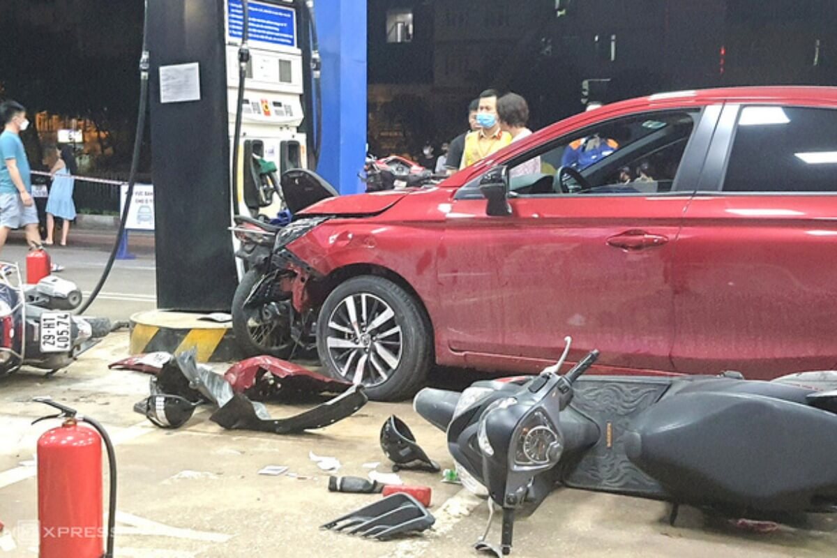 ハノイ市のガソリンスタンドに車が突っ込む、8人が負傷