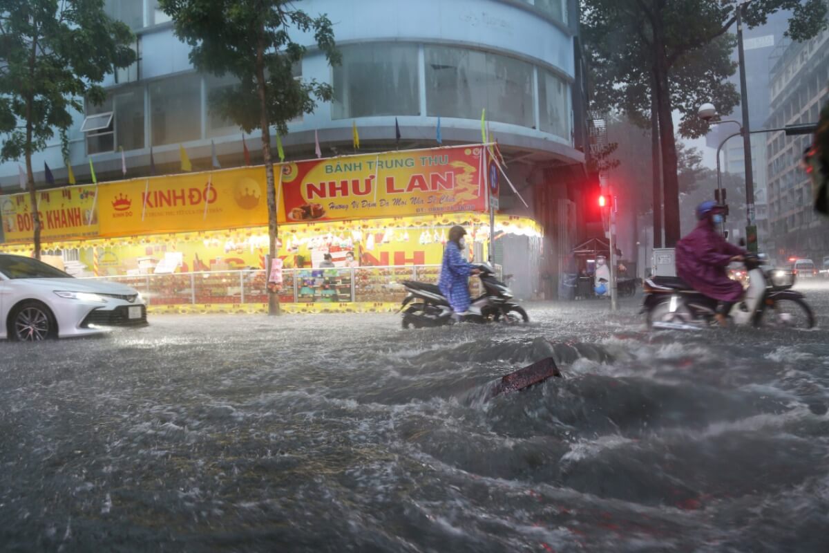 ホーチミン市で豪雨、交通網が「恒例の混沌状態」に陥る