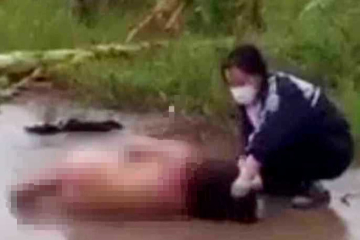 ベトナム北中部でいじめ動画、路上で女子生徒を全裸にして平手打ち