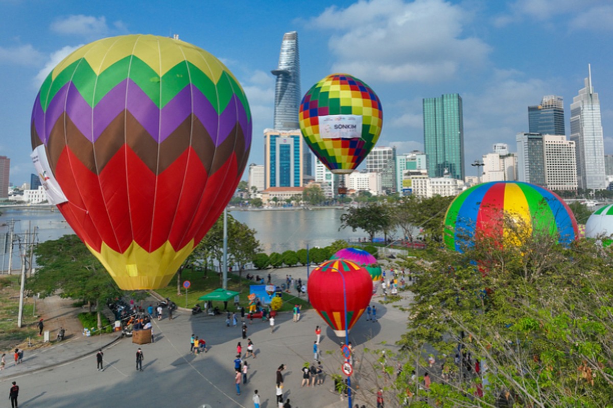 9月2日の建国記念日、ホーチミン市の上空を熱気球が彩る