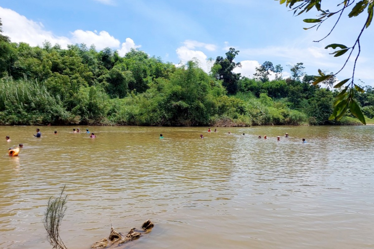 9歳の娘を助けに川に飛び込む、親子ともに溺死