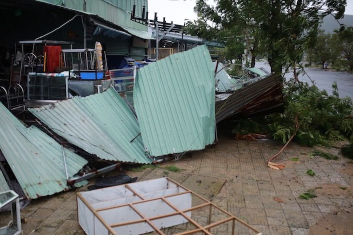 台風16号がベトナム中部を直撃、家屋損傷や道路冠水の被害