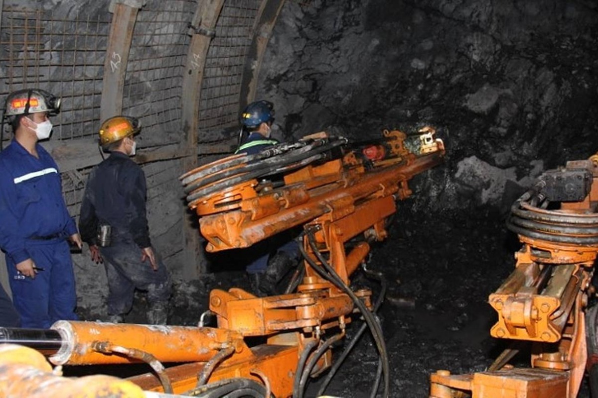 炭鉱の爆発で作業員2人が死亡