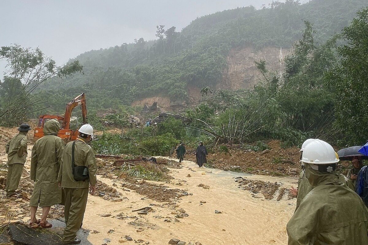ベトナム中部で土砂崩れ、2万人が孤立状態に