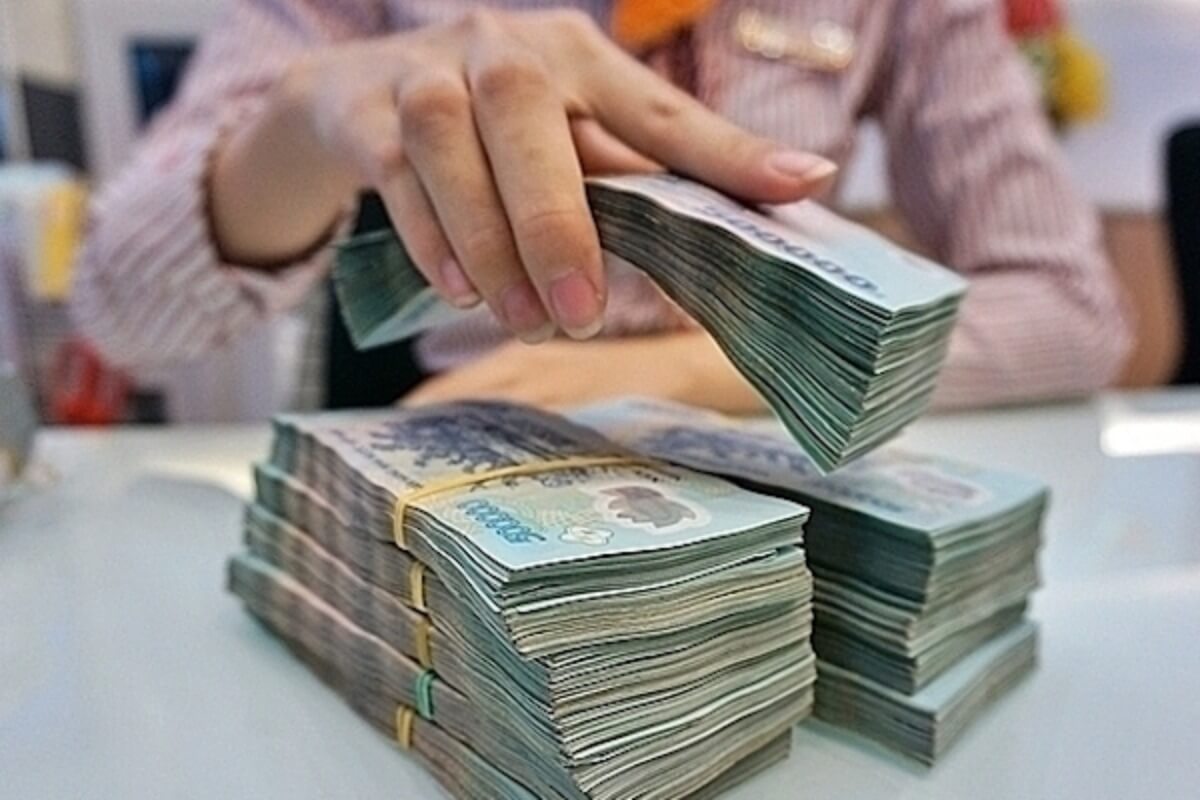 ベトナムの銀行各行、短期預金金利を大幅引き上げ