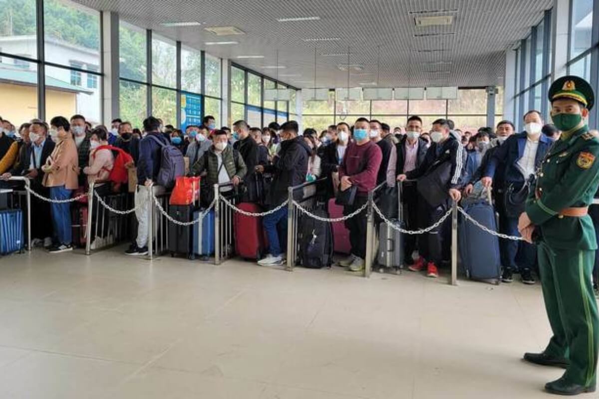 中国への国境ゲートが再開、2時間で1000人以上が通過