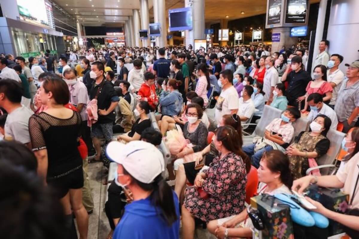 テト前のタンソンニャット国際空港、親族の出迎えで大混雑