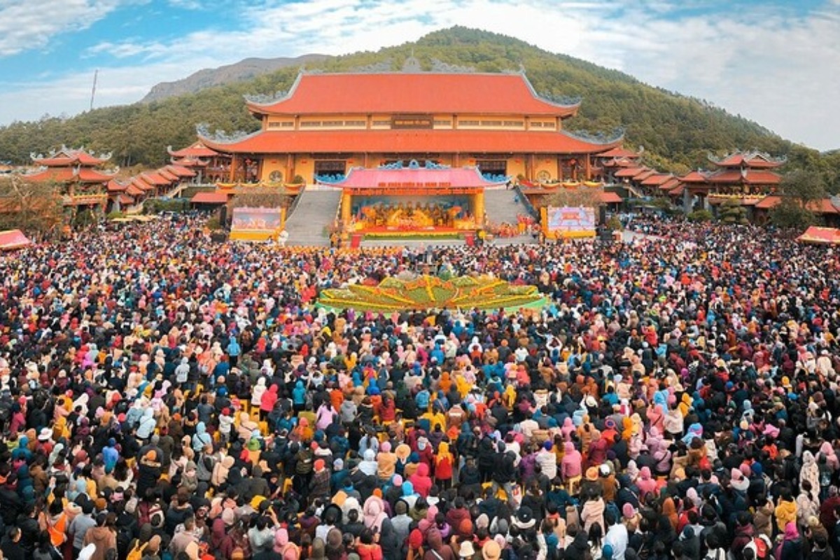 旧暦新年を迎えたベトナム、主要な霊場は巡礼者で大混雑