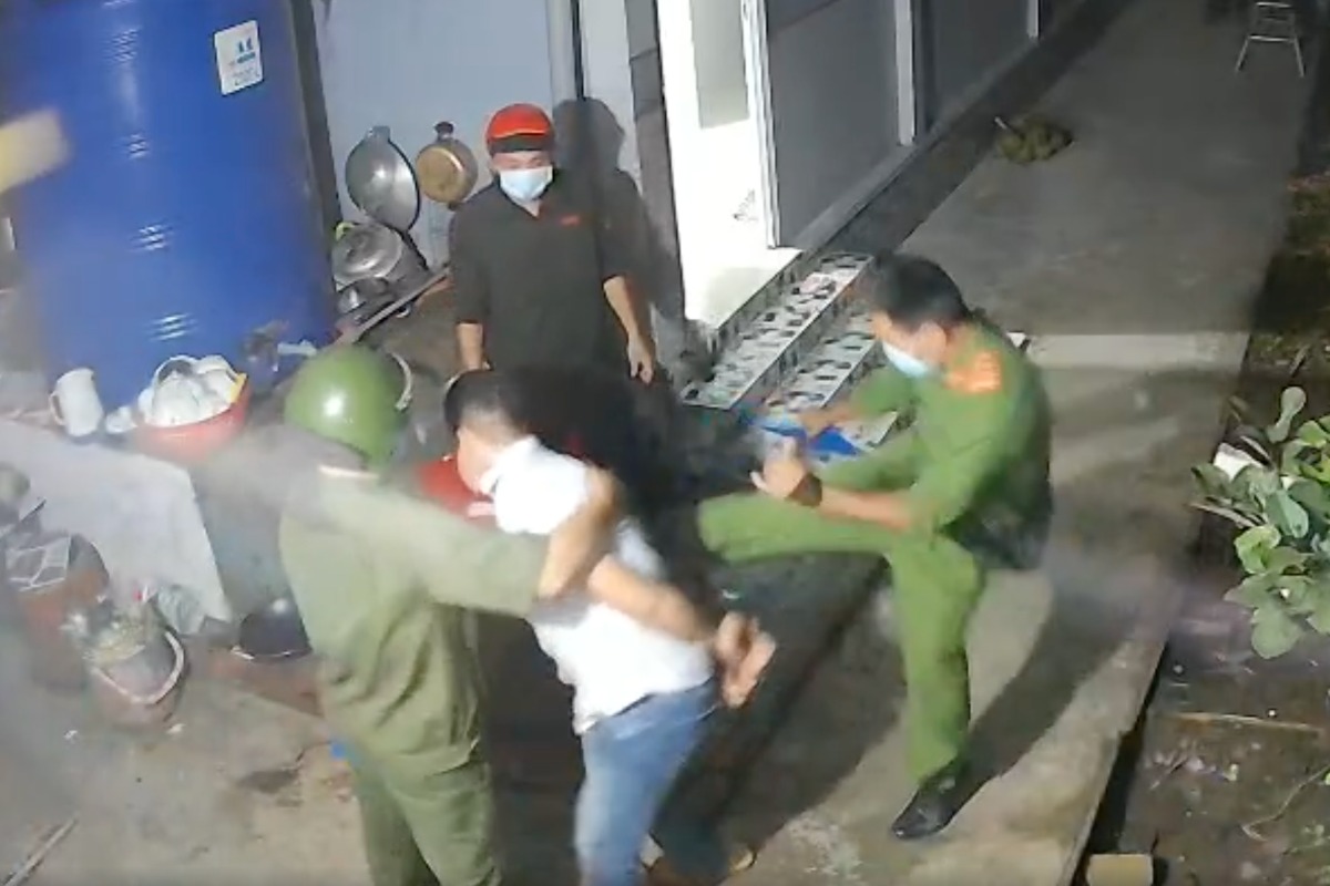 手錠を掛けた男性に暴行、ベトナム人警察官が停職処分へ