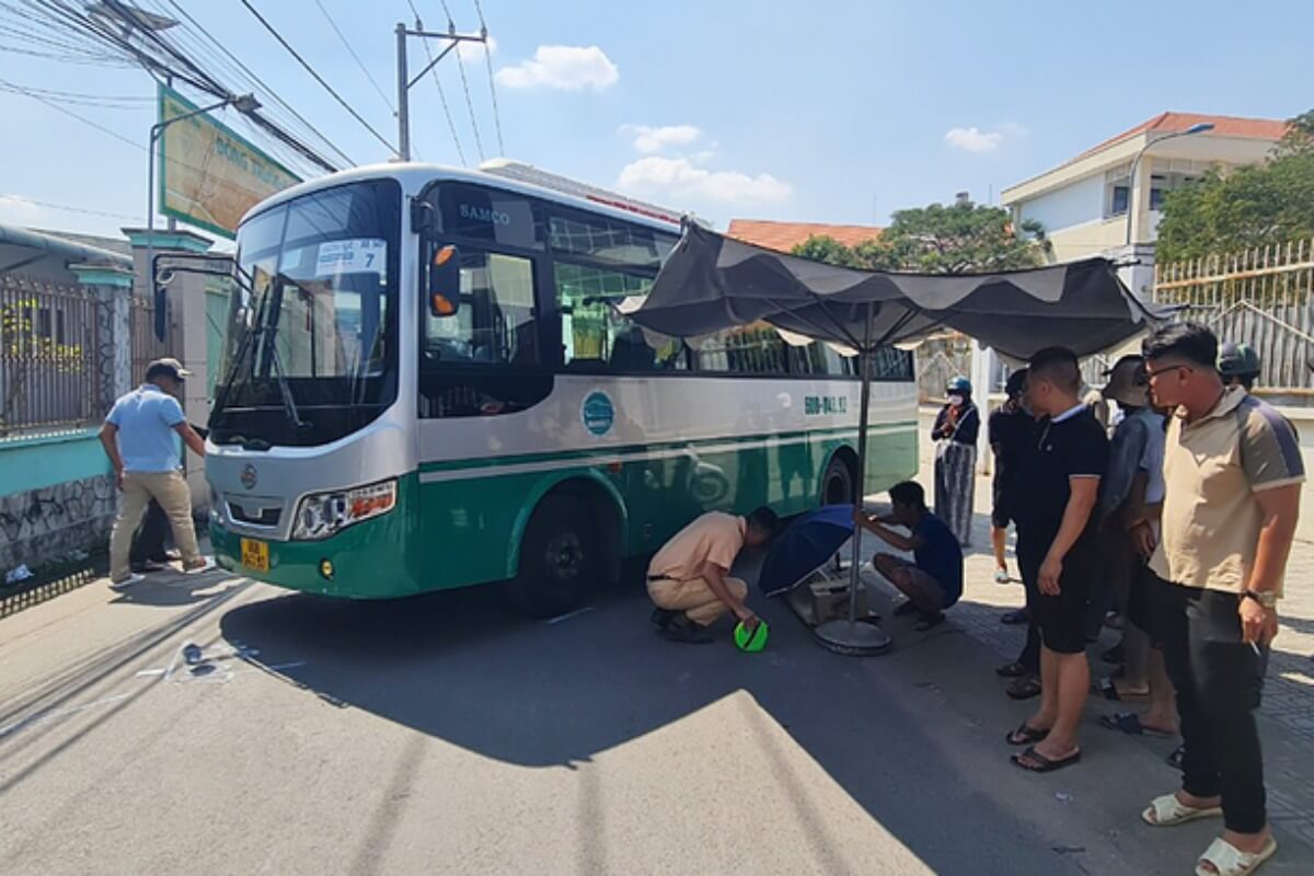 学校への送迎バスから転落、女子児童が轢かれて死亡