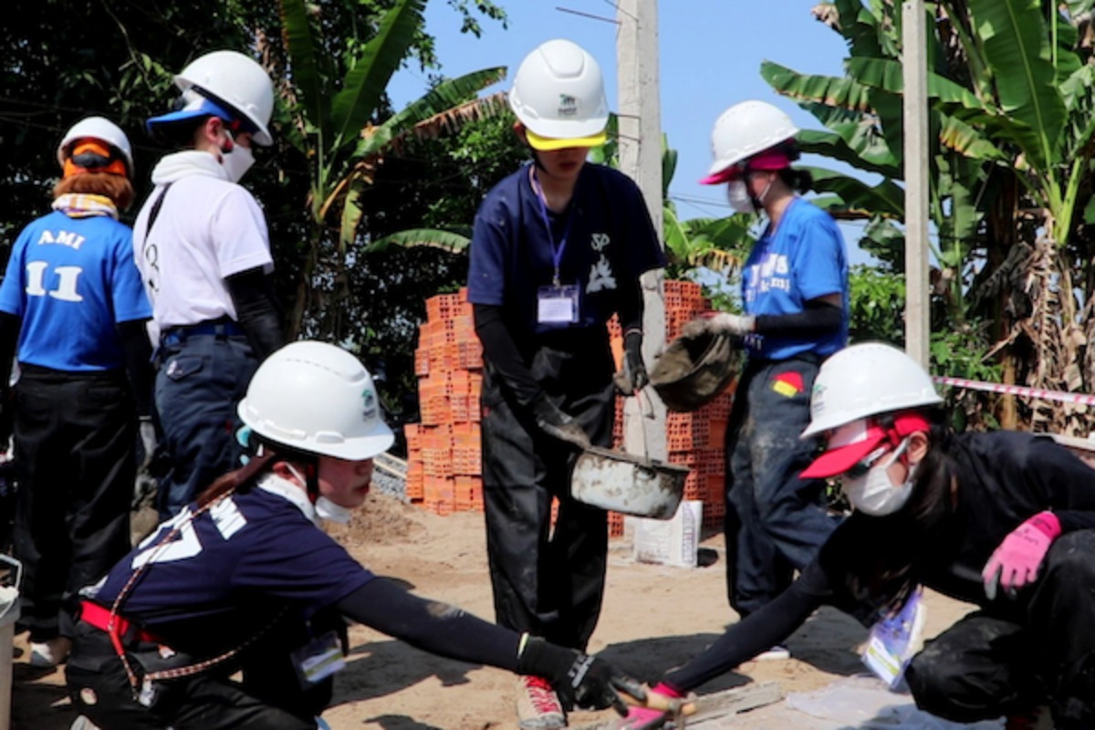 ドンタップ省で日本人学生がボランティア、家屋の建築を支援