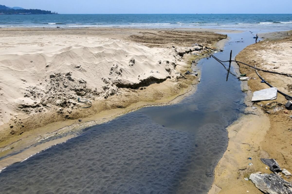 ダナン市の排水問題、海岸へ流出する黒い汚水