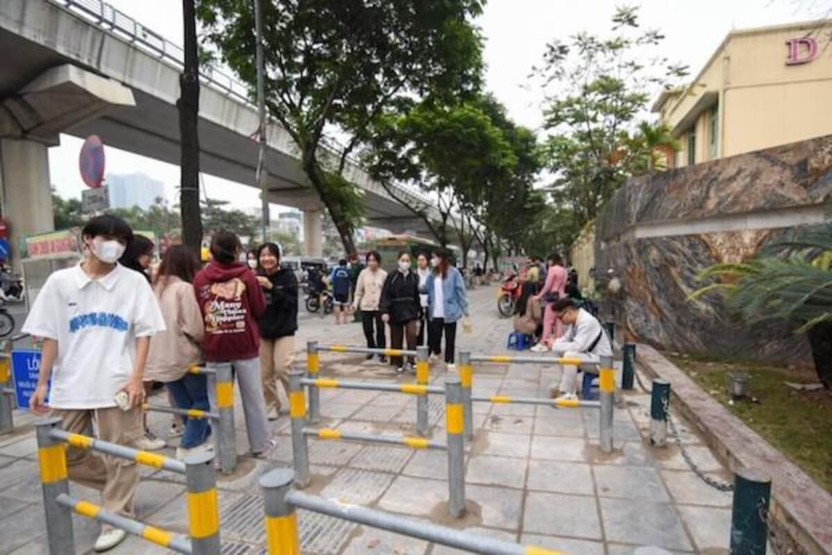 ハノイの歩道に車両防止障壁、歩行者すら歩道に入れない