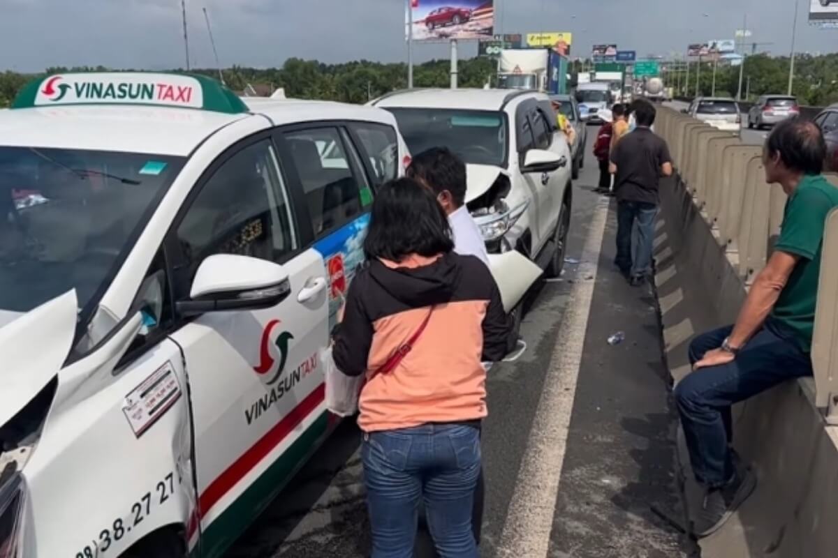 ホーチミンの高速道路で玉突き事故、長い渋滞が発生