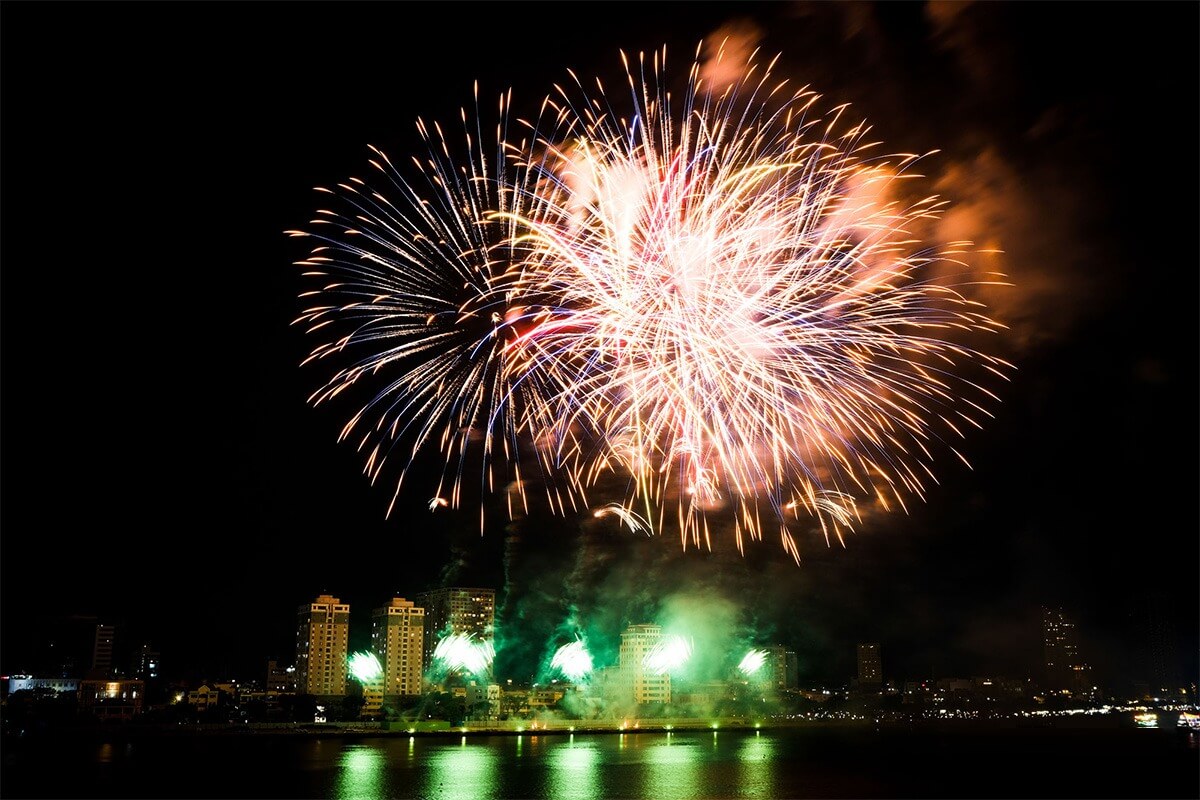ダナン国際花火大会が開幕、きらびやかな花火が夜空を彩る