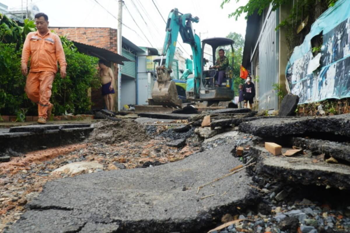 工業団地の排水設備が崩壊、鉄砲水が住宅地を襲う｜ドンナイ省