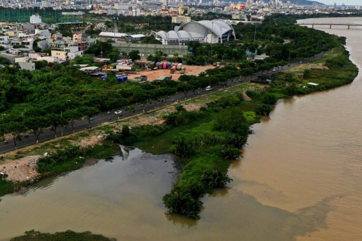 ダナンの川が黒く悪臭を放つ、未処理の排水が原因