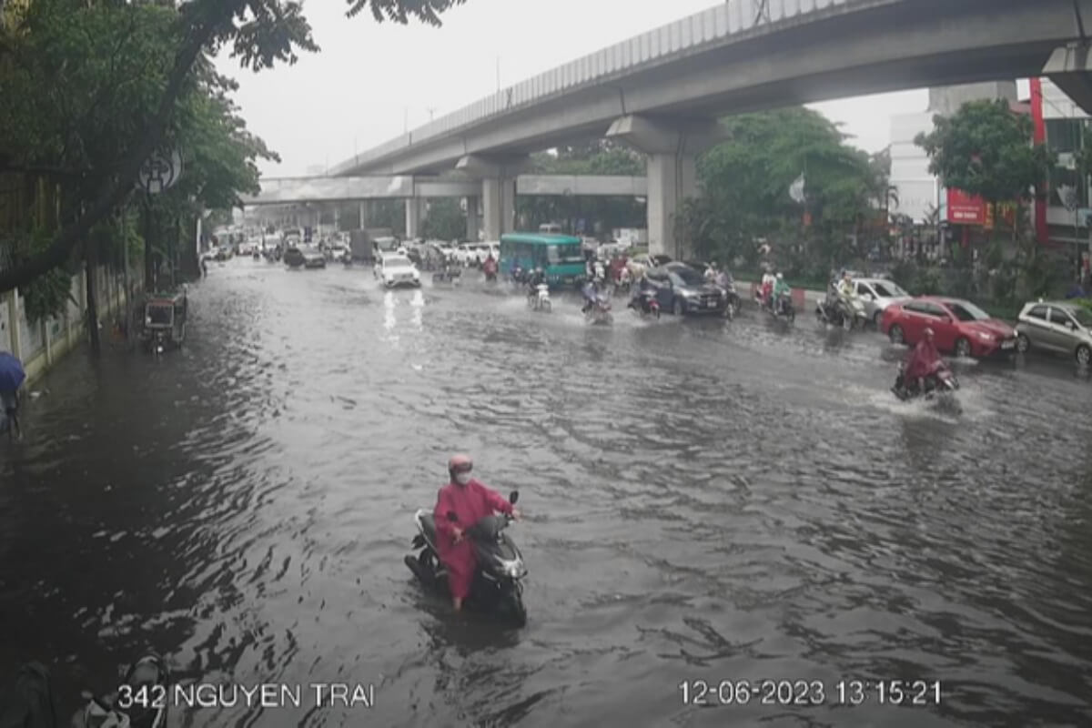 ハノイで大雨、複数の道路が浸水